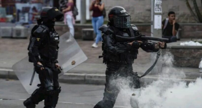 Foto de archivo. Miembros del Escuadrón Móvil Antidisturbios (Esmad) lanzan gases lacrimógenos durante una protesta estudiantil en Medellín, Colombia, en febrero de 2020. 