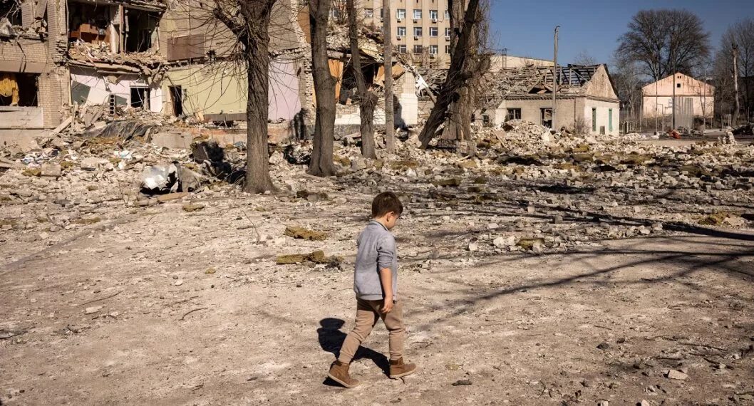 Imagen de niño ucraniano ilustra artículo Un mes de invasión de Putin sacó de Ucrania a mitad de niños