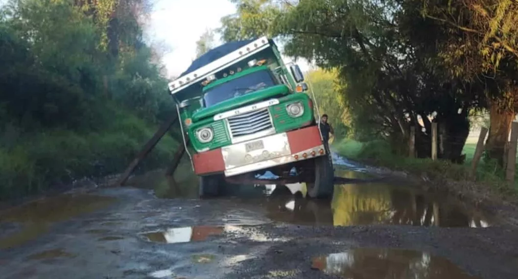 En Cundinamarca, carretera está destruida y la gente pide ayuda