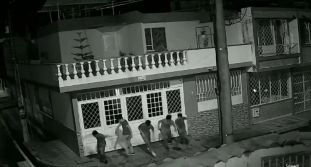 Ibagué: residentes dicen que niños vandalizan sus puertas de noche