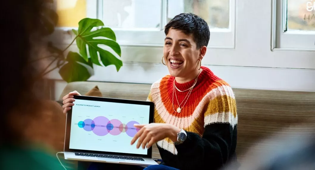 Mujer con computador ilustra nota sobre convocatoria del Sena para emprendedores 