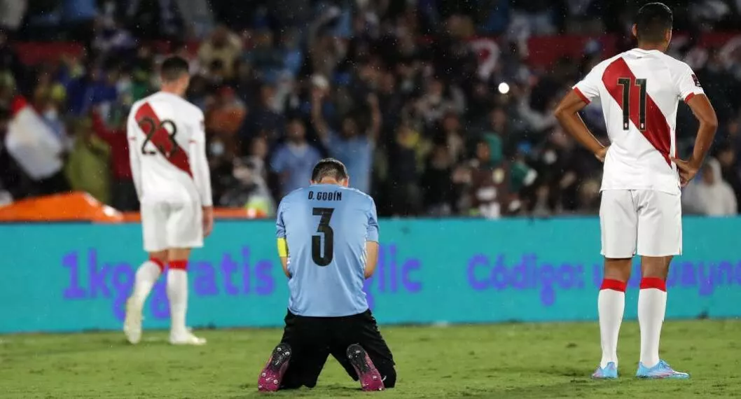 Foto de Diego Godín de Uruguay y dos jugadores de Perú, en nota de polémica en Uruguay por gol no cobrado de Perú que servía a Colombia.