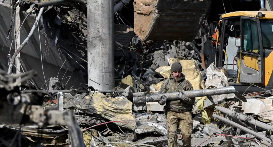 Imagen de edificio bombardeado en Ucrania ilustra artículo Bombardeo de Rusia en Ucrania habría dejado 300 muertos civiles