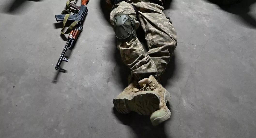 Imagen de soldado ruso en el piso ilustra artículo Ucrania usa reconocimiento facial para identificar rusos muertos