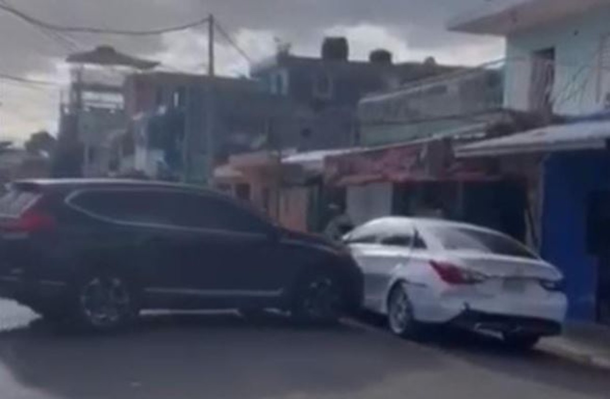 Mujer embiste con camioneta el carro de su esposo al pillar infidelidad (video)