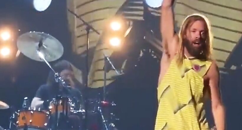 Taylor Hawkins, baterista de Foo Fighters, cantó con camiseta de la Selección Colombia.