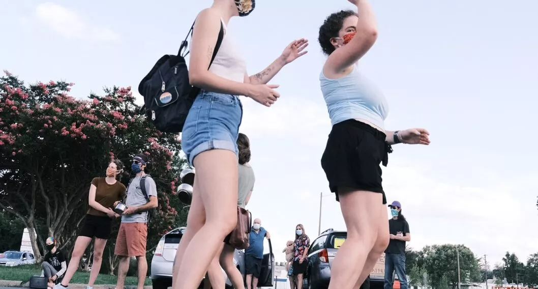 Imagen de referencia de mujeres bailando a raíz de un temblor de 6 grados sorprendió a jóvenes que grababan un video para TikTok.