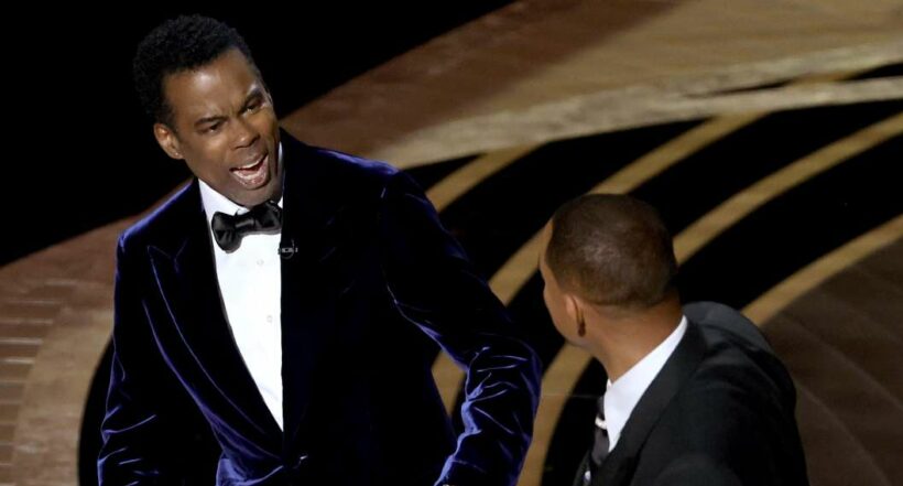 Foto de Chris Rock y Will Smith, en nota de duda sobre si golpe de Will Smith fue actuado o no, según mensaje de premios Óscar.