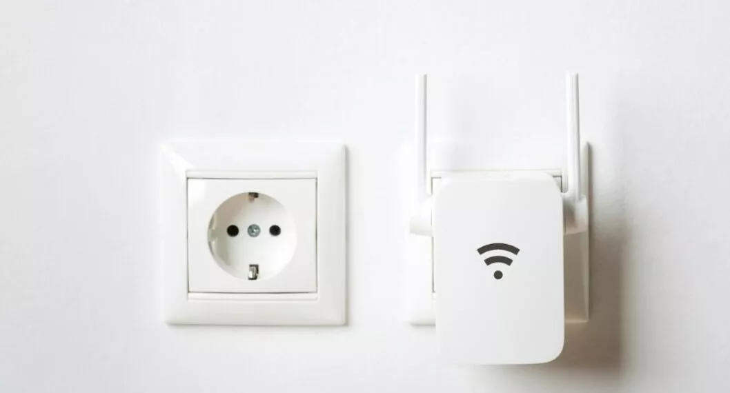 Imagen de un repetidor de Wi-Fi a propósito de para qué sirven y cómo funcionan en la casa 