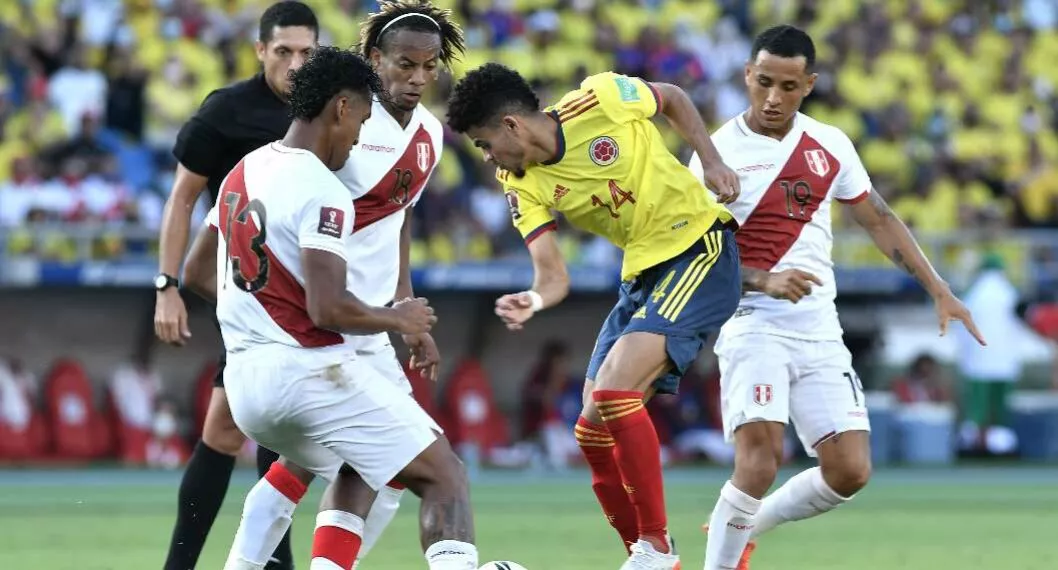 Foto Luis Díaz y jugadores de Perú, en nota de a qué ayuda acude Perú para sacar a la Tricolor del Mundial.