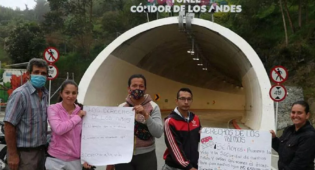 Niños cruzan a pie túnel de La Línea para el colegio; padres protestan