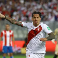 Imagen del delantero que hizo el gol de Perú a propósito del video de la anotación de Perú que está dejando por fuera del Mundial a Colombia