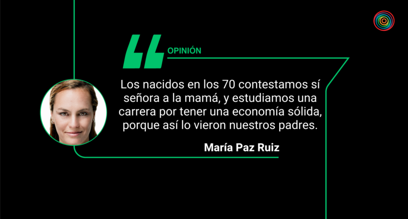 Para los que nacimos en los setenta y pudimos ir al colegio y  a la universidad, nuestros padres retrataron nuestra educación como su mérito personal. Digamos que, hicimos lo que nos pidieron, e intentamos encajar sus deseos como mejor pudimos, con un discurso plenamente arraigado al deber ser, al deber hacer, basado en el esfuerzo de nuestros padres.
Para ellos fue importantísimo que pudiéramos tener un cartón de bachiller, que tuviéramos todo lo que viniera firmado por un decano y aprobado por unos exámenes, y eso nos lo repetían cada tarde con eso de: “yo me mato para que usted estudie, y usted no valora lo que yo hago por usted. Yo no le pido que usted vaya a ordeñar una vaca, ni que camine hasta la escuela con su hermanita en los brazos, lo único que tiene que hacer es ir al colegio en una ruta y sacar buenas notas. No se le pide más, y ni con eso cumple. Usted así no va a llegar a nada. No será nadie”.

Se trataba de una educación que fue definida como un privilegio. La educación era un regalo que se podía dar, que costaba un buen dinero (creo que hoy es todavía más cara) y que le suponía a la niña poder conseguir un mejor empleo para empezar a “tener un futuro”, una frase que significaba ganar dinero y tener un contrato, después de haber conseguido ser profesional, entendiendo como profesional, el hecho de haber terminado los estudios en una universidad. El paso por una facultad permitía que los hijos pudieran estudiar lo mismo que sus padres, para poder heredar el negocio, o para que aprendieran a hacer lo que quizá esos padres nunca llegaron a ser. También estaba el caso de los que tenían que estudiar y romperse el espinazo para no ser nunca menos que sus padres o que sus abuelos, en una absurda competencia en un tablero donde todos obtienen puntos por su sueldo o por su prestigio ante la comunidad de jugadores. Por eso se llama carrera pienso hoy, porque hay que estar corriendo para intentar ser mejor que el de al lado, por no quedarse atrás. 

Se contestaba sí señor, o sí señora a los papás. Se pasaba del colegio a la universidad, y se estudiaba algo que podría considerarse del gusto de uno, pero no siempre esto era tan sencillo, porque con 18 años a algunos nos tocaba salir del huevo del colegio y saltar sin red hacia una universidad, donde quizás tampoco se encontramos las respuestas que se pedían al cielo. Para algunos la universidad vino como una racha violenta de cambios para los que no hubo preparación, y pasamos de entornos muy controlados, a estar expuestos a miles de estímulos, de la comodidad de lo cercano, a la inquietud de lo ajeno. De la tranquilidad de la ruta del colegio, a la flota que lo sacaba a uno hasta Chía, o al bus cebollero que lo dejaba a uno en una calle, donde más de uno podía bajarle el bolso si no se caminaba rápido.

¿Tiene sentido la cultura del esfuerzo?
(Parte 2)
Nuestros padres se preocuparon en primer lugar por la educación que íbamos a recibir, pero no por hacernos emprendedores

“Tener futuro, conseguir ser alguien, tener éxito, graduarse”.
Algunos de estos conceptos hoy nos parecen un poco desfasados porque ahora se interpretan con los modelos actuales de la educación, y porque han cambiado las percepciones del tiempo, de la productividad, del significado del éxito y de la aspiración de lo que las nuevas generaciones quieren vivir o no vivir. La educación puede suponer una diferencia para algunos, pero ya no es la única opción para ser alguien. Ahora una persona creativa, sin pasar por la universidad, puede ser alguien. Una mujer con una idea emprendedora y visión de negocio también será alguien. Y yo critico el asunto pensando que todos somos alguien siempre, y que, la mera expresión “ser alguien” es de lo más absurda. ¿Acaso se es alguien por lo que se consigue? Buahhh. Menuda tontería.
Porque en nuestros tiempos se salía adelante a base de cartones de bachillerato y de diplomas, se escalaba con másters y con tesis. Unos se endeudaban hasta que tuvieran hijos por conseguir estos pasos, y terminaban haciendo todo el recorrido del Monopoly del esfuerzo. Salían y empezaban haciendo prácticas, luego les extendían su primer contrato, y comían mierda y más mierda hasta que sus condiciones un gran día, que nadie sabía cuándo iba a llegar, les permitían pasar al segundo nivel. Esta es la cultura del esfuerzo clásica. Definida por el ascenso progresivo, muchas veces debido a la meritocracia o algunas por antigüedad en la empresa. En la cultura del esfuerzo el joven empleado ocupaba un cargo en la base de la pirámide y se dedicaba a contar años para poder escalar a la cima. Aguantaba estoicamente lo que le ordenaran y nunca se saltaba la cadena de mando. También hay que decir que, en la mayoría de las organizaciones en las que esto ha existido, había una estructura y una jerarquía interna que permitía que los directivos fueran mayores y los jóvenes tuvieran que esperar para subir a ocupar cargos importantes.

Así fueron los comienzos de millones de jóvenes que llegaron a este milenio con la carrera concluida o a punto de concluirla. A pulso, o como también se dice “con el sudor de la frente” y aquí también aplica la expresión “mi mamá se quitó el pan de la boca para dármelo a mí”. Así fue en nuestros tiempos. Con la presión por conseguir la foto, el título, o cualquier cosa que pudiera colgarse en la pared para decir eso de “mi hija ya se graduó y ya está un poco más cerca del éxito. ¿Qué es el éxito? ¿Es lo mismo que mis papás llamaron éxito? ¿Acaso es lo mismo que mis hijos definen como éxito?

Fuimos el sueño cumplido de una generación de padres que podía ver por un agujerito lo que íbamos a ser. Se trataba de una vida que no se desplazaba mucho de lo que los papás habían trazado, en cuanto a la educación. Y se esperaba que el destino hiciera el resto. Con una educación se estaba preparado para vivir. No se insistía mucho en el emprendimiento y más bien se buscaba que la economía del hijo fuera holgada y pudiera tener una comodidad y una tranquilidad sin sobresaltos, que es lo que tiene la vida del emprendedor. Había una pirámide de valores que permitía que la autoridad no se desafiara, y que se dijera sí señora a todo, o por lo menos, si no se estaba de acuerdo con todo, había que hacer algo que convenciera de cabo a rabo a la familia, porque se trataba de decisiones que podían tener repercusiones económicas. 
Los padres se preocuparon más por la educación que íbamos a recibir que por cualquier otra cosa en nuestra vida. Y la tabla de valores que teníamos con ellos estaba encabezada por el respeto y, en muchas ocasiones, por la educación cristiana. Podríamos decir que muchos de nosotros tuvimos padres que vivieron su juventud hippie, que los vimos en la foto como hippies, pero por algo que no nos revelaron, o algo que vieron y les dio sustico, nos dieron educación, formación y muchos objetivos para que no nos fuéramos a enmarihuanar por cuatro días escuchando a Led Zeppelin. Algunos de nuestros padres han parrandeado más duro que nosotros. Algunos de nuestros padres se han metido drogas más duras que nosotros. Y algunos de nuestros padres se habían desmarcado de sus papás, y se habían largado de la casa con una guitarra, o con un novio, y se habían puesto a cantar en los buses por sacar adelante una bebé que tuvieron, porque ni se cuidaban. Ellos ya se habían mandado con el slogan del “Let it be” y muchos se habían pegado sus buenas fiestas, sus buenos viajes y también sus buenos golpazos por actuar sin pensar. Pero de repente, crecieron y se cortaron el pelo. Consensuadamente guardaron la guitarra, las gafas de pasta gruesa, no contaron lo de la marihuana ni lo del LSD. Hoy se ríen cuando alguno les pregunta por esas pintas en los setenta, cuando muchos salían fumando en las fiestas, llenos de niños y con pantalones de bota campana, pero esa etapa se les cortó a todos, como quien los sacó del hechizo. Y empezaron a ver la vida de una forma común, y se convirtieron en papás que castigaban si uno llegaba tarde de alguna fiesta, o si uno fumaba. Se volvieron más estrictos de lo que pudieron soñar jamás, y se dedicaron a invertir en educación. Todos pasaron por eso. Porque después de los hippies llegaron los yuppies. Y nosotros recibimos ese cambio de paradigma y permitimos que nos asesoraran y nunca discutimos con ellos, ni un sí ni un no, porque eran nuestras piedras sagradas. Ahora todo eso se perdió. 

¿Tiene sentido la cultura del esfuerzo?
(Parte 3)
Los jóvenes han ganado consciencia social pero que ya no quieren la validación de sus padres ni de sus profesores

Pero ahora muchos somos padres o madres los que vemos que esa vaina ya no funciona así. Los hijos no sólo no quieren hacer carrera universitaria, sino que se plantean todo tipo de experiencias de vida, que pueden ser más estimulantes, que ponerse a ir a clase por cuatro o cinco años. Para estas nuevas generaciones hay muchas formas más para desarrollarse y, sobre todo, para ganar dinero. 
Unos se van a aprender inglés, otros se van a hacer cooperación, unos hacen viajes hacia el agro y también hay algunos que empiezan a desarrollarse en caminos espirituales o de crecimiento interior, algo que nunca se permitió en los ochenta, donde toda la educación venía entendida por los medios económicos que podía generar, pero no por la capacidad de felicidad que podía aportar. Hay muchachos que están pensando en la ecología como pasión y medio de subsistencia, y hay quienes quieren desarrollar tecnología para traer mayor bienestar. Hay una preocupación por hacer que los demás estemos mejor, nos entendamos mejor y cuidemos nuestra casa global. Tal vez algo se ha hecho bien y se ha generado una conciencia que, quizá, nosotros, los de cuarenta y pico, no tenemos arraigada, pues la nuestra fue la preparación para hacer dinero, no para generar el cambio social. Así que los que no han cumplido con este slogan capitalista son a su vez un poco fracasados y un poco genios. Un poco incomprendidos y un poco solitarios, porque ya no están en la carrera. Se desmarcaron y se juntaron con los que dejaron de correr detrás del signo de peso. Descolgados, miran a los de su edad como si estuvieran con algún virus extraño en el cuerpo, y se preguntan si alguien no les ha parado a hacer pensar si esa vida bajo tanta escala económica, y esa carrera, tiene sentido. 

Pero ojo, también está el peligro inminente de que la juventud de este nuevo milenio salte en un trampolín de sueños sin estructura, porque claro, ya para las nuevas generaciones la validación no viene de un profesor ni de un padre, sino de los espectadores, de las votaciones de un concurso, de lo que digan los internautas. Se ha invisibilizado al profesor, y de paso al decano, a la madre y al padre, ahora los baremos son otros, y no tienen una sola cara.
Los nuevos modelos que los jóvenes admiran y que se dedican a publicar contenido en Twitch o en Youtube los han llevado a pensar que, con un micrófono y tres frases creativas, pueden llegar a ser el Ibai o el Luisito Comunica de turno, cuando ya se ha visto que vivir de cualquier plataforma de estas no es tan sencillo como parece. Y uno los escucha decir:
Que en Only fans ese man está navegando en money.
Que con un crowdfunding se sacó toda la plata para su nuevo negocio.

Pájaros sueltos
Aquí hay que tener algo claro. Los modelos económicos puede que hayan cambiado, y la cultura sobre la felicidad se viene con toda su narrativa y su discurso de “haz lo que te haga sentir feliz y serás feliz”, pero no hay que olvidar que neurológica, física, mental y celularmente un joven de 18 años es igual de inmaduro hoy, que lo que éramos nosotros. Y por eso viene bien que tenga experiencias que lo hagan madurar, crecer y dejar de soñar despierto. El joven de hoy necesita que alguien le aporte principio de realidad, y eso ya no lo aportamos los padres. Y ya no lo aporta su educación reglada. Ahora todo es más difuso, más de cada cual. Y ahora también se ha dejado atrás el sí señor y el sí señora, porque estos sujetos a veces ni contestan. Son pájaros sueltos. 
Hay algunos que se dedican a viajar y a recorrer el mundo, y también hay muchos que sólo saben gastarse la plata de sus papás, los conocidos Ninis, porque ni estudian, ni trabajan, pero sí necesitan que les manden platica para que puedan seguir resistiendo, o puedan seguir viviendo sin dar palo al algua.
Me asusta que se haya ido al carajo la cultura del esfuerzo por la que unos y otros hacíamos cola para pasar unos exámenes, y estudiábamos las mismas páginas para sacar adelante una carrera o unas prácticas. Y sé que, si se fue, será porque el modelo que viene a continuación es otro. Y habrá que seguir adaptándose a la tendencia, porque los jóvenes no harán lo que sus padres les digan, sino que ya vienen hechos para hacer las cosas de otra forma, porque son parte de los valores que han adquirido por los cambios sociales, tecnológicos, culturales y económicos. Los jóvenes del mundo occidental vuelan distinto, demuestran otros intereses, otra comunicación y esto no se va a zanjar coartando libertades, sino entendiéndoles y promoviendo sus cambios sociales. Algunos se quedarán desilusionados por el camino, algunos soñarán despiertos,  algunos habrán renegado de tanta libertad, e incluso algunos desearán la comodidad de seguir estudiando sólo por tener un cartón que valide una posible economía, pero es raro escuchar a un joven decir todo esto en estos días.

Sé que el colegio sí es la primera base para todo, eso no lo voy a discutir. Porque no sólo es aprender a razonar, y a resolver mejor las vueltas que da la vida, a través de exámenes, conocimiento, deporte o socialización. Mucho de lo que se aprende en la infancia se hace por imitación, por eso es bueno que en el colegio uno se fije en algo que le guste y empiece a desarrollar una pasión. Ya sea deportiva, de estudios o de índole social. El colegio, para muchos, es la semilla de lo que seremos. Porque aquí los errores no se pagan con un despido, porque está pensado para que hagamos un poquito de todo y veamos qué se nos da bien, porque es como ir a probar todos los sabores que tiene la heladería para luego decir cuál es el que quiero.
El colegio es la base para tener amigos que lo serán para siempre. Y el colegio es una experiencia que permite aprender lo que en otros entornos no se puede aprender. Y por eso es importante que se haga en grupo, y por eso es importante que sea diverso, de hombres y mujeres, como es el mismo mundo, y por eso es importante que sea con los iguales o pares, que son de la misma edad. Eso se lleva institucionalizando desde los sumerios porque funciona.

Con la universidad soy un poco más escéptica. Algunas carreras son necesarias. Los médicos y los arquitectos seguirán siendo demandados. Pero para montar un negocio, o para vender una idea no se necesita pasar por la universidad. Y eso es lo que estamos viendo. Dejando de lado a los ninis, que son también parte del discurso que estoy defendiendo, sobre el cual las normas del juego han cambiado, creo que, si un chico tiene las habilidades para hacer posible un sueño de recoger basura reciclada con un invento, u otro quiere crear bolsas con fibra, o una chica quiere hacer platos con la fibra de un árbol, quizá no está tan claro que sea necesario que se suba al cebollero por cuatro años. O quizás sí le hará falta en algún momento, pero para empezar a emprender no le van a pedir el cartón universitario, y eso, es un poder que nosotros ni olimos.
