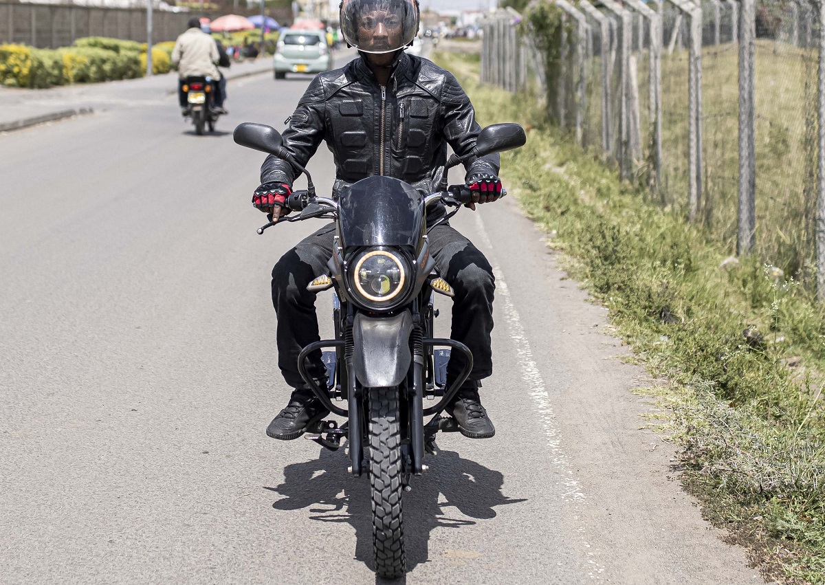 Imagen de hombre en moto ilustra artículo ¿Bloquearon venta del SOAT para motos? 