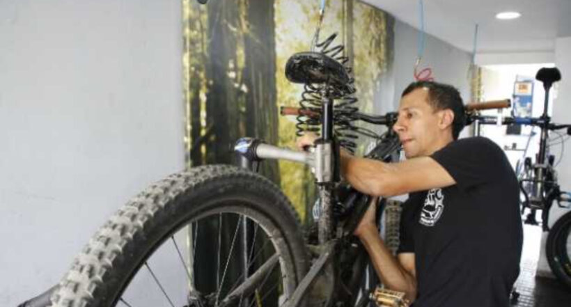Andrés Alarcón Rojas cuenta su experiencia: "cuando uno sale a montar en bici, siempre debe ir con la mayor disposición, concentrado en el camino para evitar las caídas". 