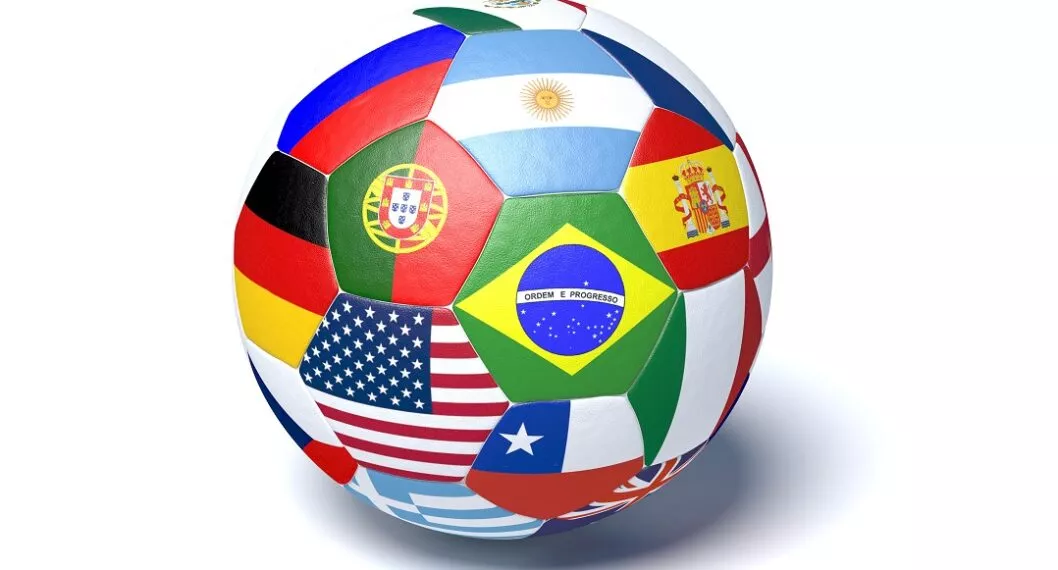 Balón de fútbol con banderas de varios países, a propósito de dónde será el Mundial de 2026 y cuántas selecciones irán, pues habrá más que en el Mundial Catar 2022.