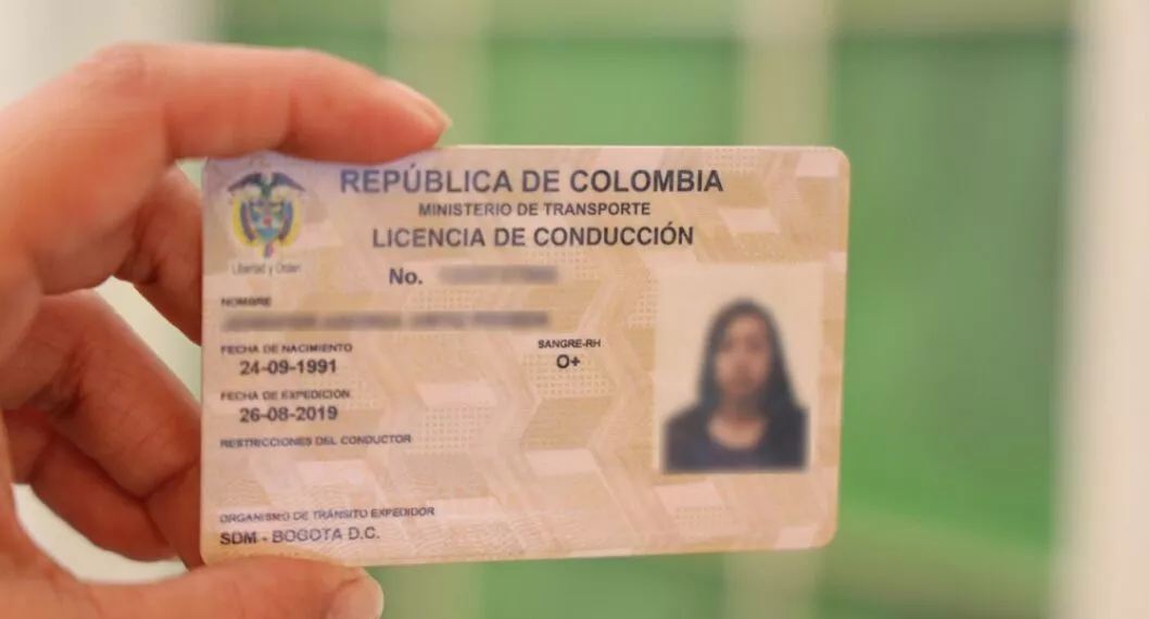 Licencia de conducción de una persona ilustra nota sobre los nuevos exámenes para obtener ese documento