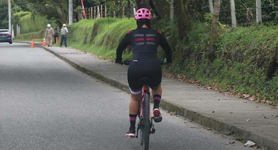 Mujeres ciclistas, que denuncian acoso en carreteras del Quindío; señalan a moteros.