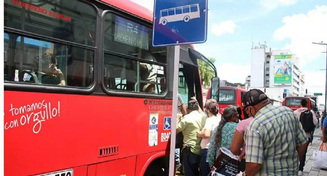 Transporte público masivo, en posible crisis por culpa de aplicaciones digitales.
