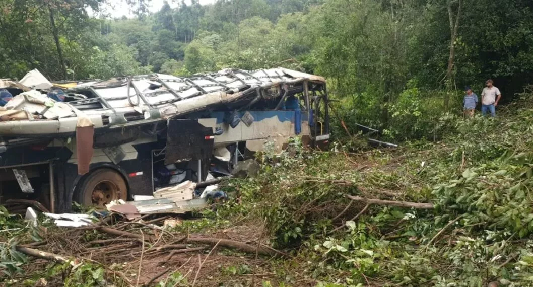 Brutal accidente en Brasil: bus cae a precipicio; mueren 10 personas, 21 heridos