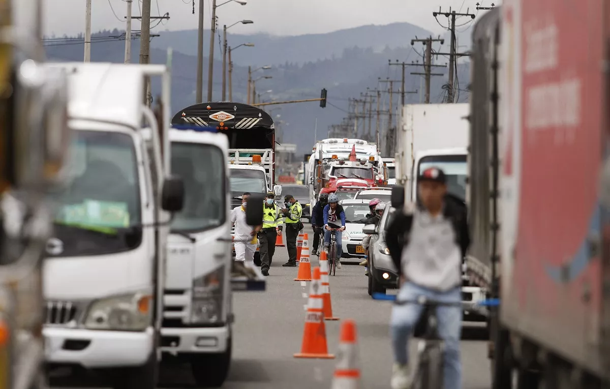 Imagen de vehículos en Bogotá ilustra artículo Consuegro del expresidente Juan Manuel Santos seguiría manejando el Runt