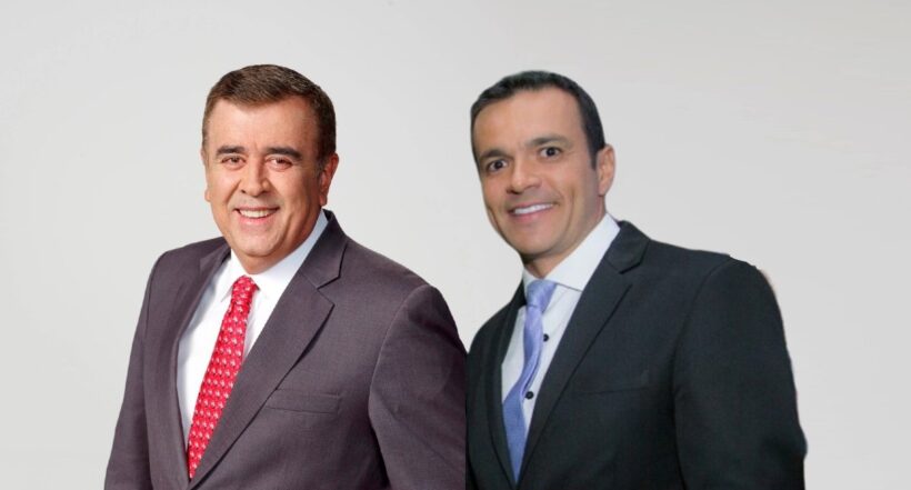 Javier Hernández y Juan Diego Alvira, a propósito de por qué parecían gemelos hoy en Noticias Caracol, pues se vistieron de azul por el Día Mundial del Autismo (fotomontaje Pulzo).