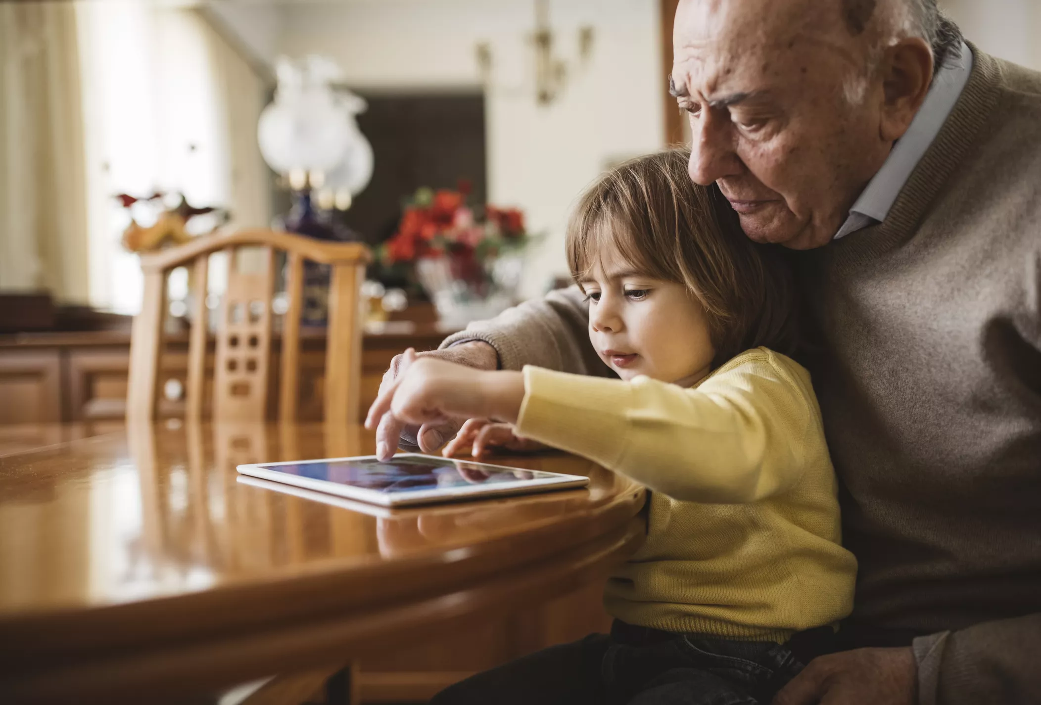 Inteligencia artificial en el celular: cómo se aplica y qué se ve en los abuelos colombianos.
