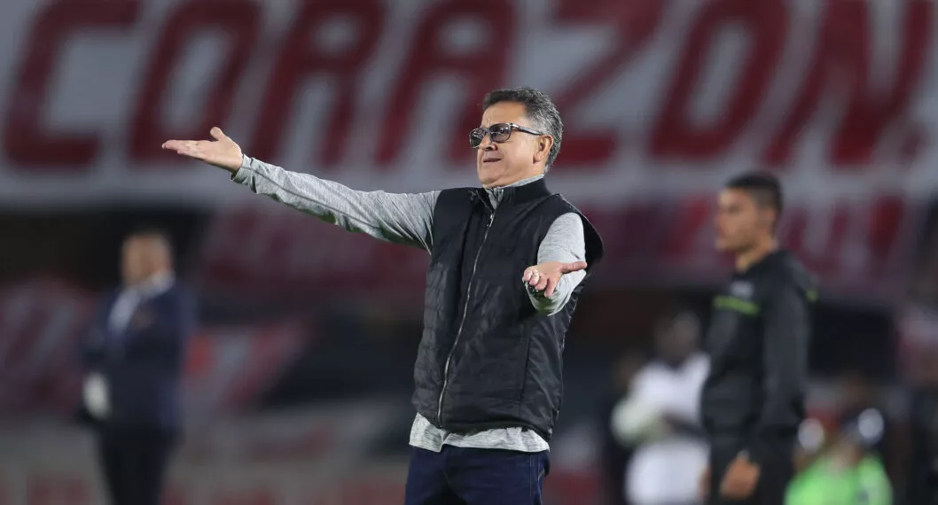 BOGOTA, COLOMBIA - MARCH 08: Juan Carlos Osorio coach of Nacional gestures during the match between Independiente Santa Fe and Atletico Nacional as part of the Liga BetPlay at Estadio El Campin on March 8, 2020 in Bogota, Colombia. (Photo by VIEW press#478422#51B ED/Getty Images)