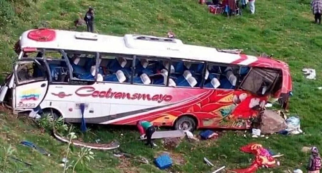 El bus que se accidentó cubría la ruta Pitalito-San Juan de Villalobos. En este momento, en el lugar de los hechos hacen presencia las autoridades.