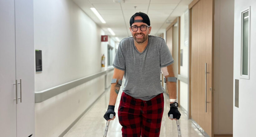 Después de cinco cirugías, Lucas Arnau salió en muletas y fue dado de alta 