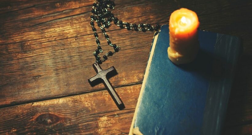 Imagen de una cruz y una biblia a propósito de que un sacerdote y monja en Argentina renunciaron al clero y hoy tienen dos hijos