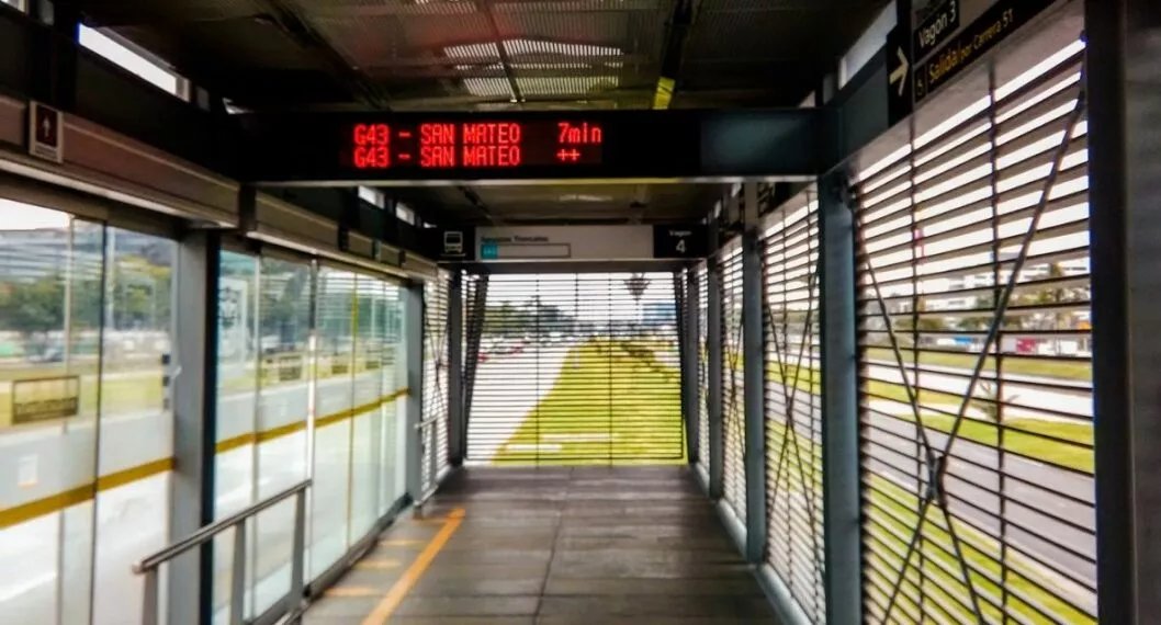 Imagen de una estación de Transmilenio, que anunció cierre de carriles en la Autopista Norte con calle 100