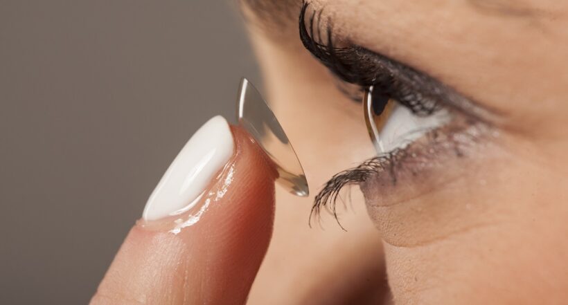 Imagen que ilustra el cuidado de lentes de contacto. 