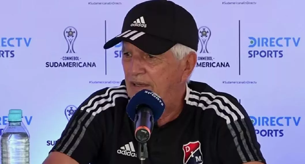 Imagen de el entrenador del Medellín Julio Comesaña, quien dijo que no están pensando en ganar Copa Sudamericana