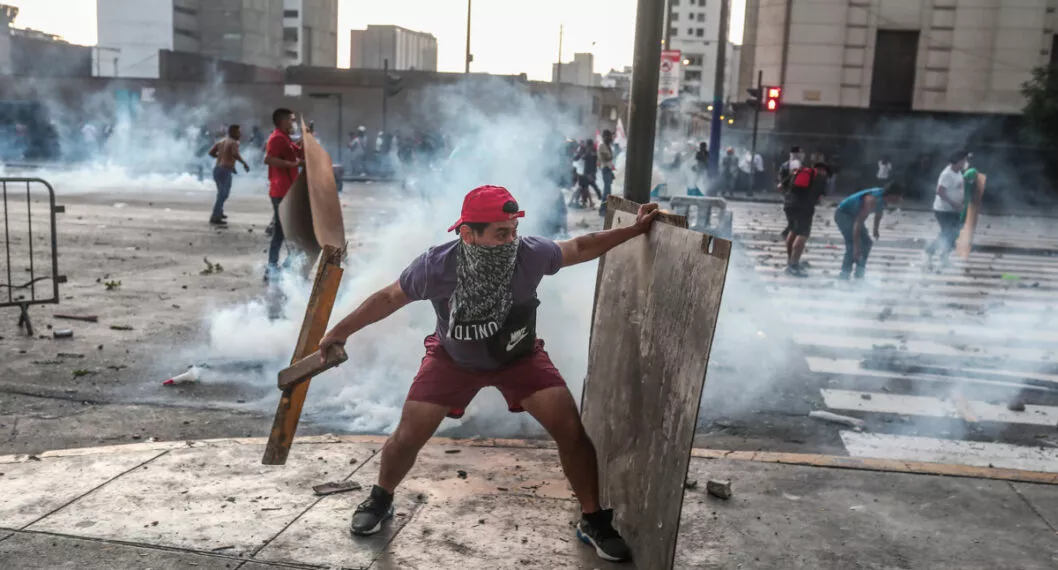 Manifestantes desafiaron el toque de queda del presidente Pedro Castillo, de Perú.