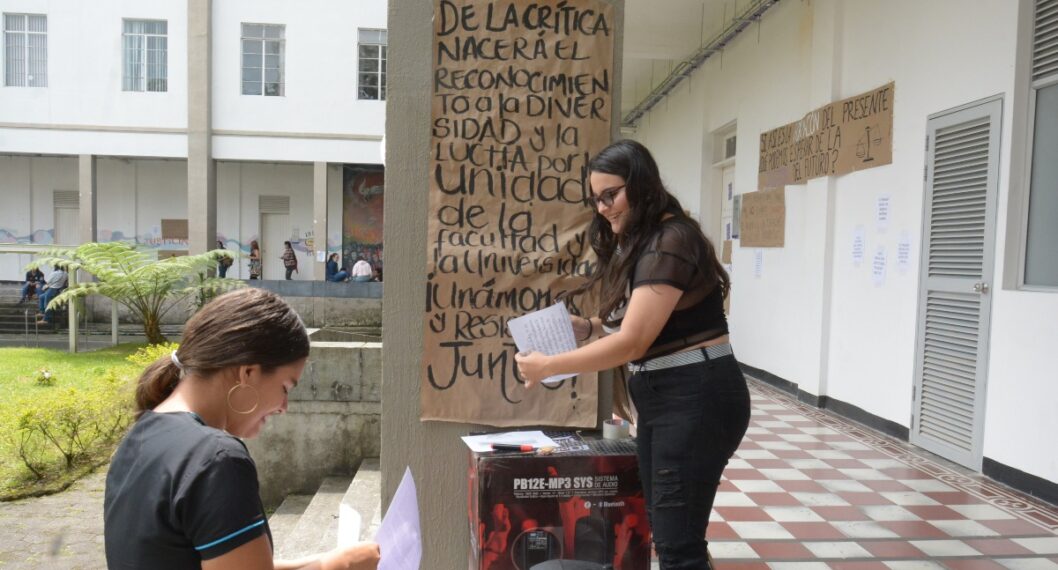 Con empapeladas y pancartas los estudiantes de Trabajo Social, de la U. de Caldas, exigen derechos.