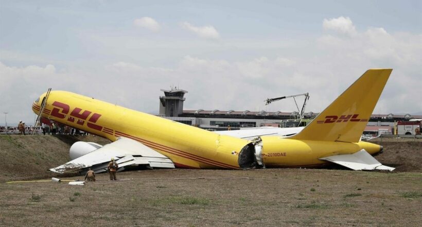 Un avión de la empresa DHL se partió al aterrizar en Costa Rica. A bordo venían solo piloto y copiloto, quienes no registran heridas de gravedad.