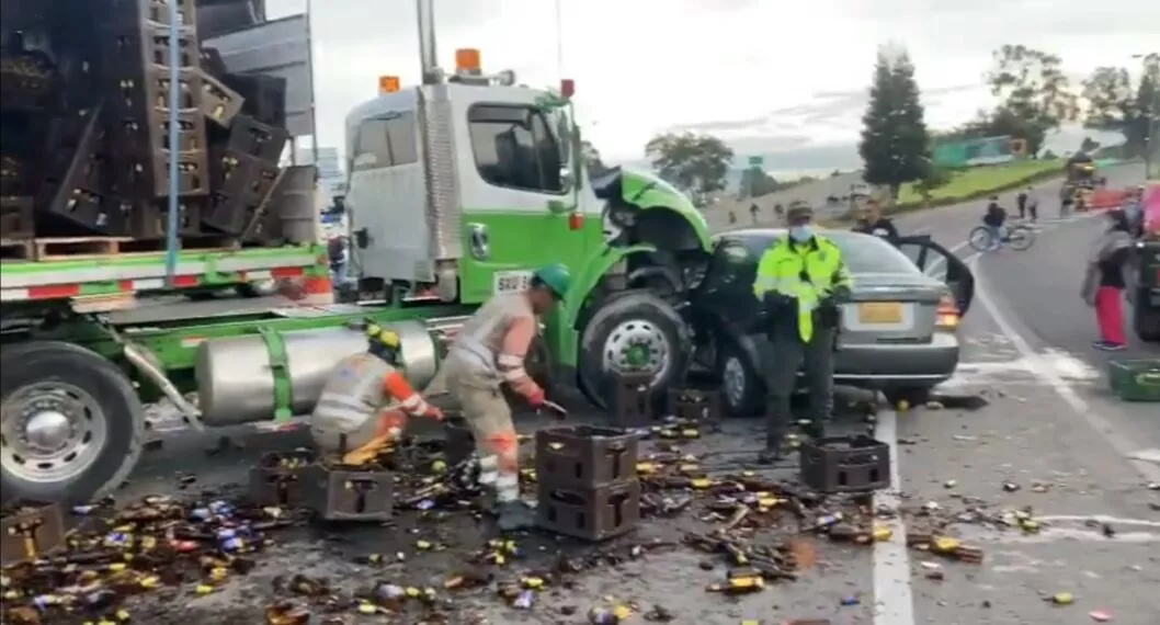 Video sobre el accidente en Bogotá hoy entre un camión de cerveza con varios carros.