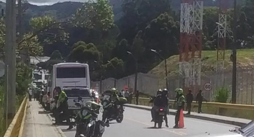 Este viernes se alertó por un posible carro bomba que permanece a escasos metros del aeropuerto de Rionegro, a donde aterrizará Iván Duque para un evento.