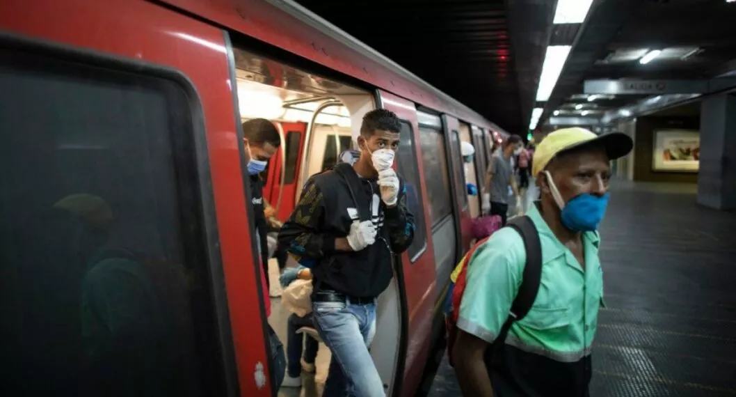 En horas de la noche de este jueves un grupo de usuarios del Metro de Caracas pasaron un susto luego de que un vagón presentara fallas. 