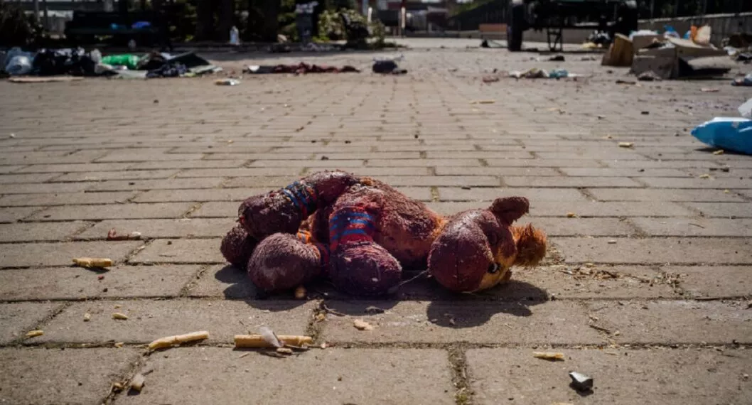 Había niños entre los muertos de bombardeo ruso a estación de trenes de Kramatorsk, en Ucrania.