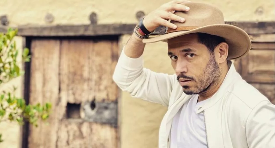 El actor Santiago Alarcón publicó en su Instagram una foto a sus 19 años y aprovechó para lanzar pulla al sistema de pensiones en Colombia. 