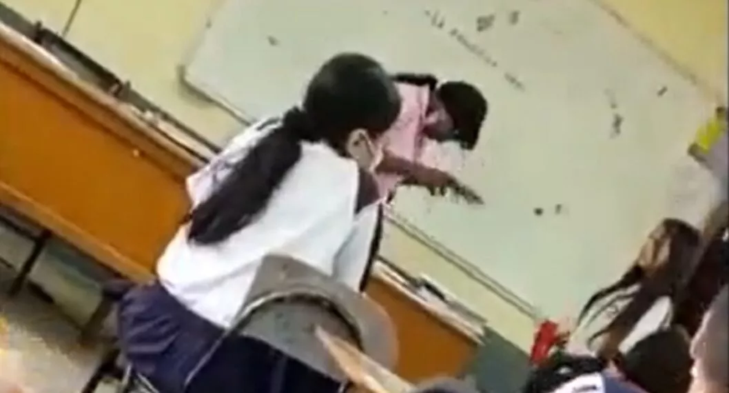 Momento en el que una estudiante en Antioquia le explotó un huevo en la cabeza a su profesora.