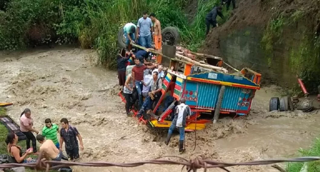 Accidente de bus escalera en Salgar, Antioquia, cayó a un río y dejó un muerto y varios heridos.