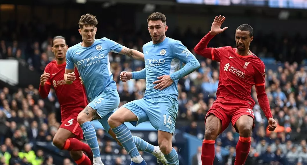 Jugadores de Liverpool y Manchester City ilustran nota sobre qué es la postura contra el racismo que ellos hicieron
