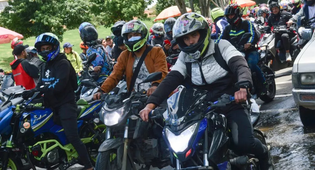 Dos detalles que deben tener en cuenta conductores de moto en Bogotá para cambiar placas en el casco.