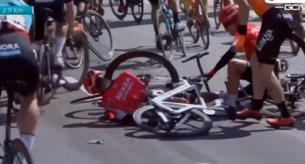Caída de Nairo Quintana en etapa 2 del Tour de Turquía