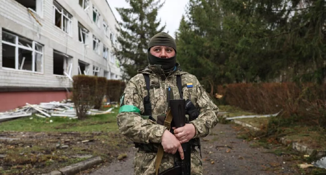 Militares de Ucrania dicen que no tienen armas y van a batalla final