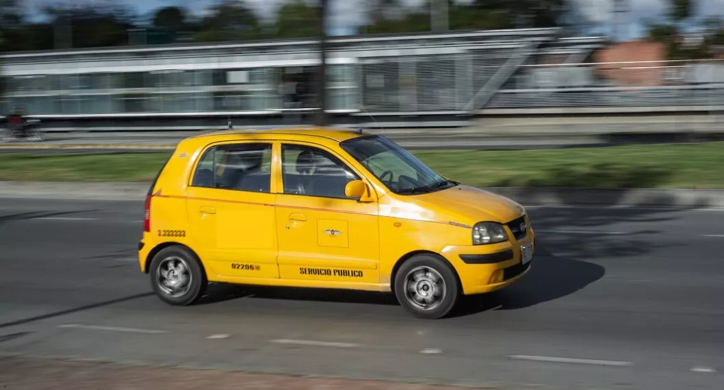 Taxi ilustra nota sobre las tarifas que se manejan en Bogotá