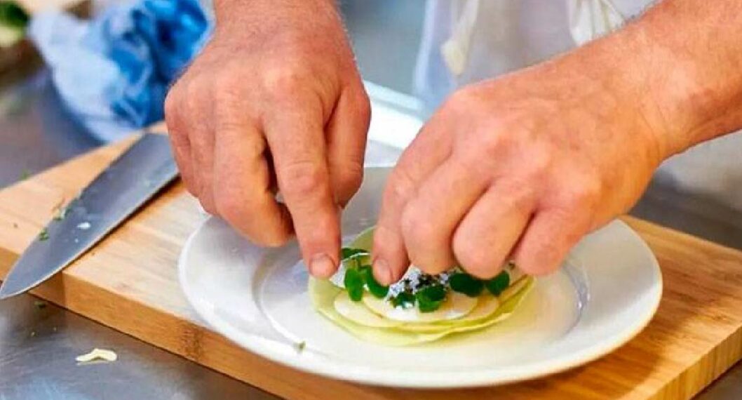Imagen de una persona cocinando a propósito de las denuncias contra chef por acoso en hotel de Quindío